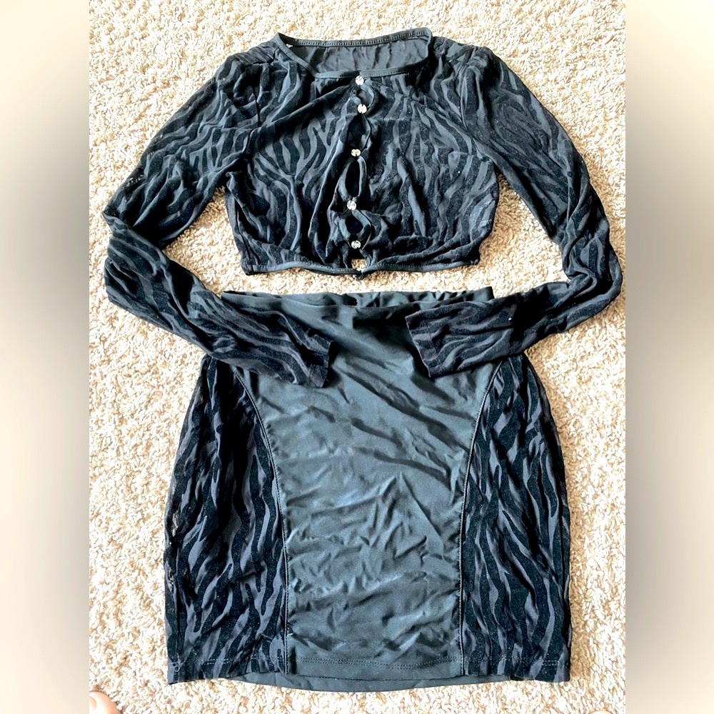 2 PIECE BLACK MINI SET Long sleeve crop top w/matching miniskirt size 2 NWOT